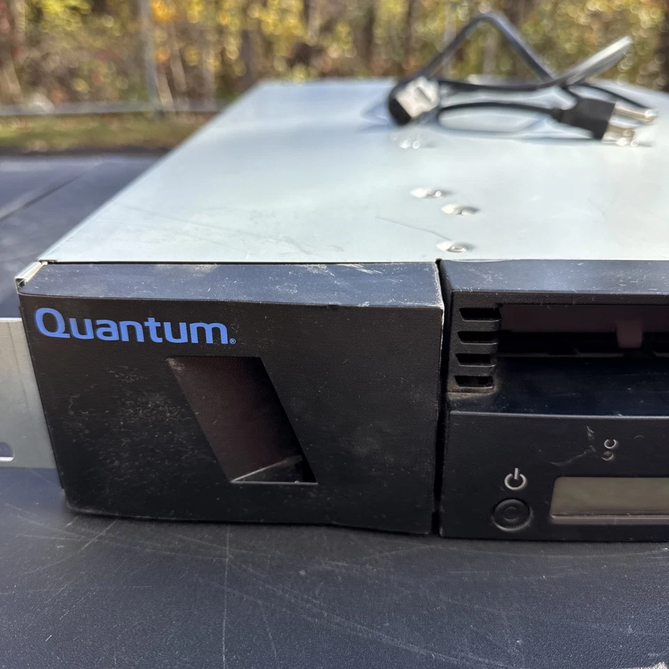Quantum SuperLoader 3 L700 Tape Autoloader LTO Library Rackmount w/ Power Cable - Image 2 of 4