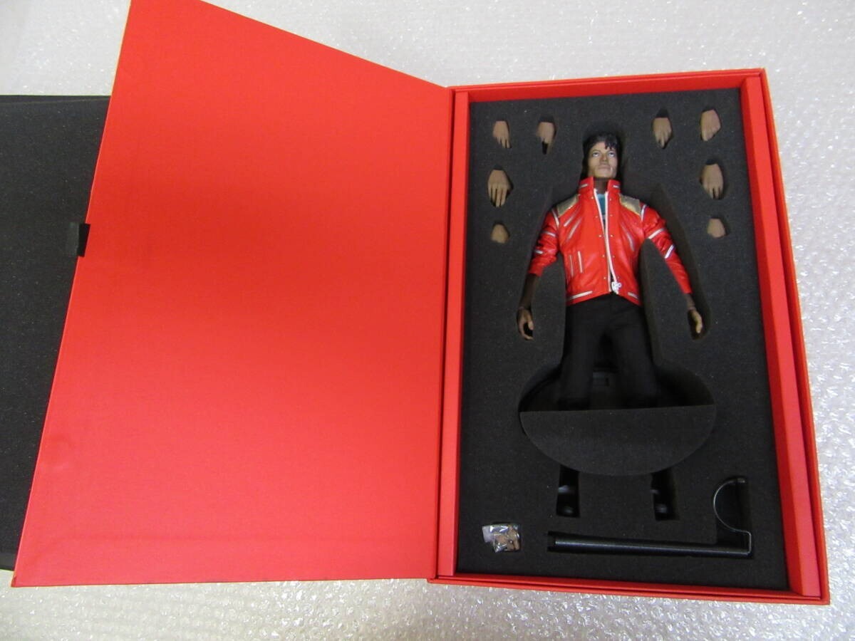 Hot Toys 1/6 Scale MICHAEL JACKSON BEAT IT Version MIS10 Hot Toys 1/6 Scale MICHAEL JACKSON BEAT IT Version MIS10