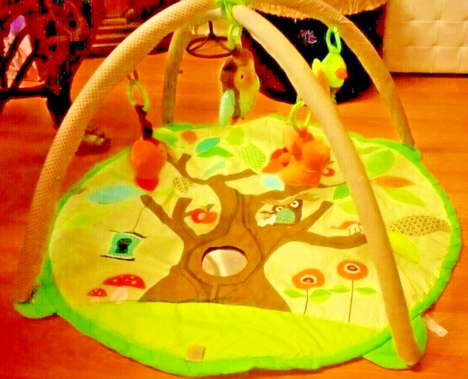 Alfombra de juego para bebés Skip Hop Treetop Friends y gimnasio de actividades infantiles, verde/marrón Foto 2 de 4
