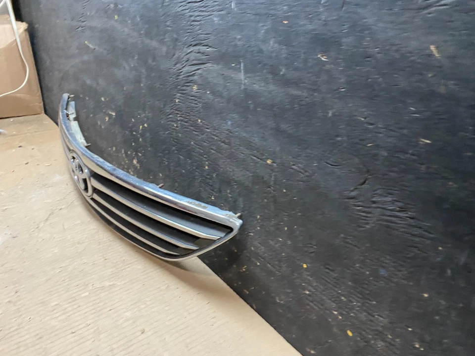 Parrilla superior delantera Toyota Camry 2005 a 2006 fabricante original u7694 DG Foto 2 de 4