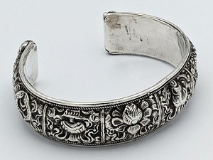 CHINESE ANTIQUE SILVER REPOUSSE BANGLE BRACELET c1890
