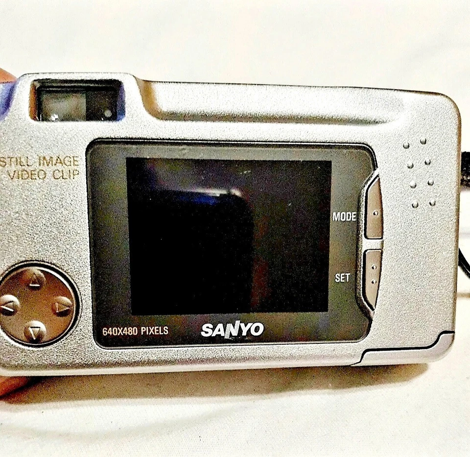 SANYO: Digi Cam | LCD Digital Camera | VPC-G250 | 640x480 | Digital Camera | Cam - Image 2 of 4