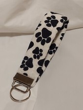 BLACK PAW PRINT ON WHITE BACKGROUND PRINT KEYCHAIN - NEW