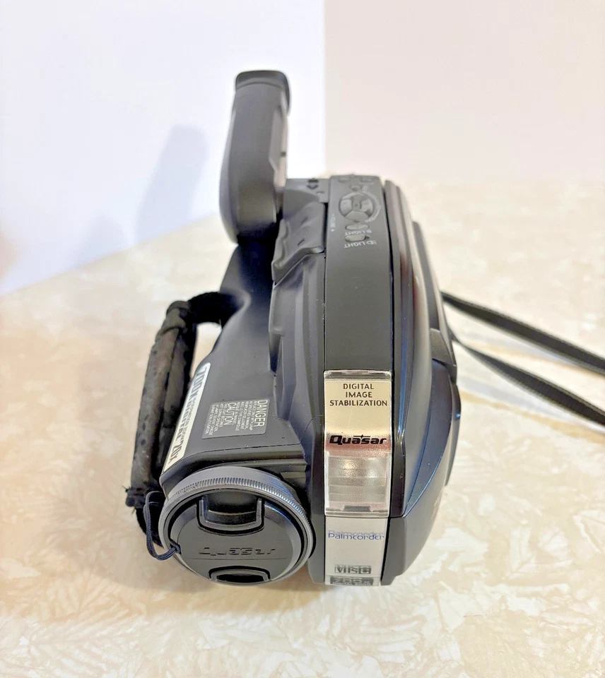 Quasar Palmcorder Camcorder VHS-C Model VM-L152 Working - Image 2 of 4