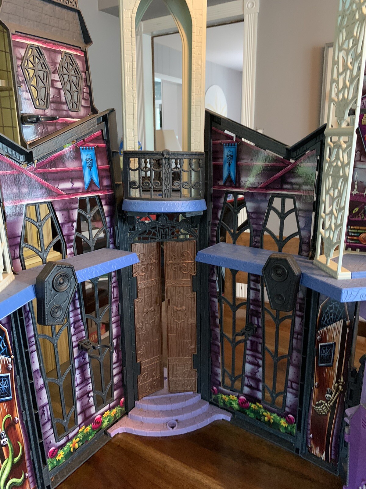 Monster High Deadluxe Haunted High School Playset Doll House Castle