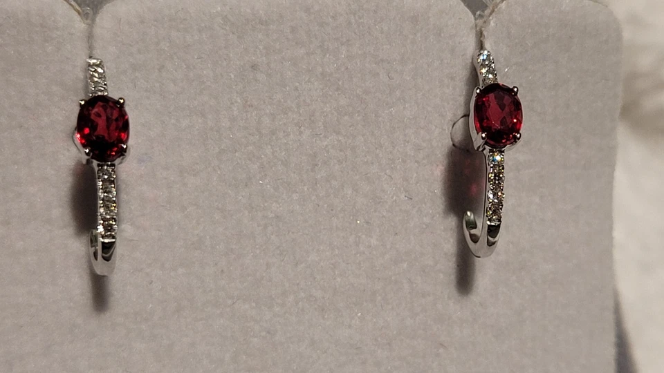 PIGEON BLOOD RUBIES-Natural Unheated Ruby 0.55 & Real Diamond Stud earrings-GIA - Image 2 of 4