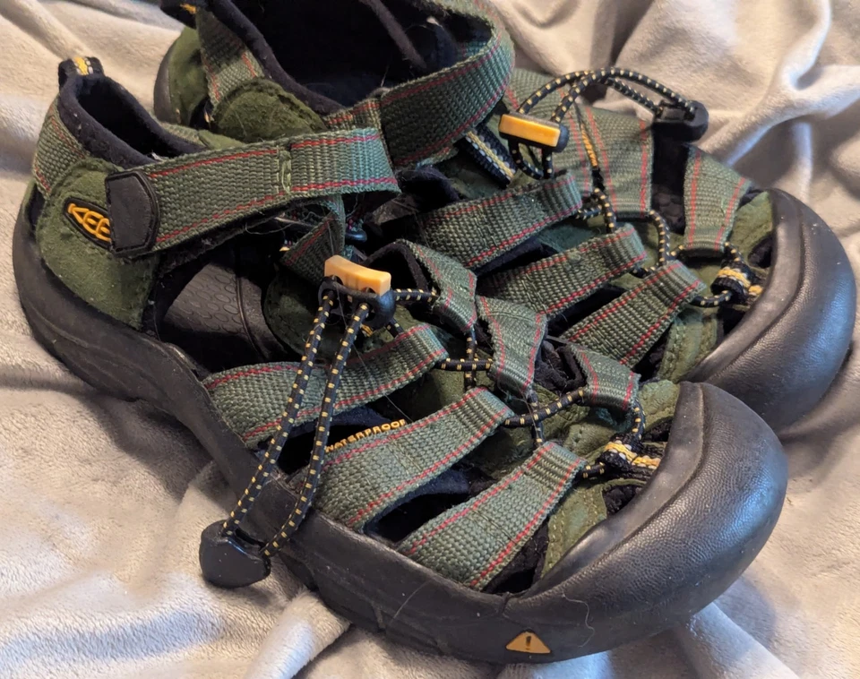 Sandálias verdes esportivas impermeáveis Keen tamanho 2/34 - Imagem 2 de 4