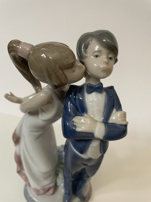 Lladro ''Lets Make Up'' Retired Figurine #5555 Excellent Condition