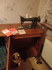 Nähmaschine  mit Schrank  und Zubehör