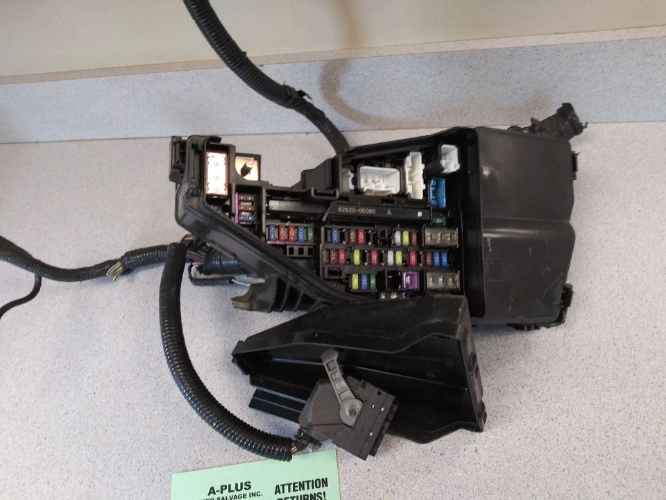 Toyota Highlander 2021 OEM caja de fusibles motor 3,5 L lado del conductor se adapta a 20-24 Foto 2 de 4