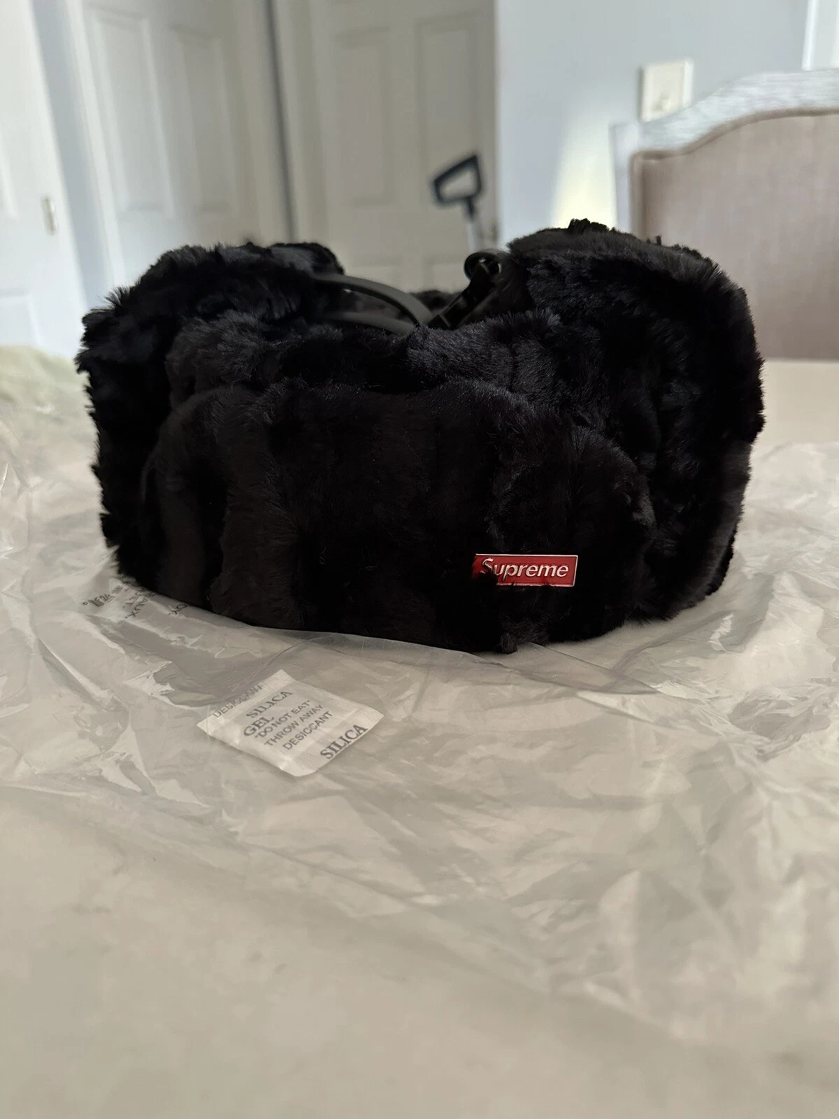 Chapeau épingle noir Supreme FW24 Ushanka fausse fourrure logo earflap taille S/M neuf EN MAIN