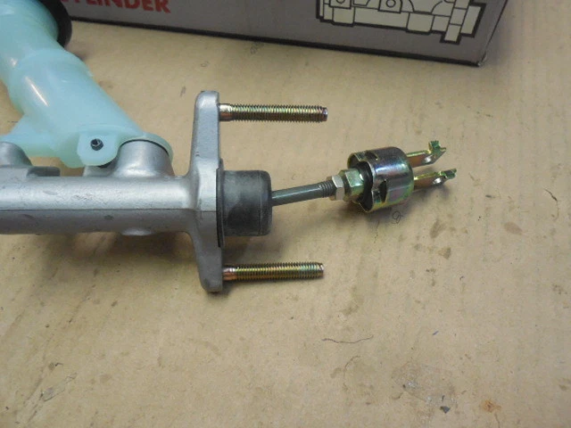 Clutch Master Cylinder Q56003 Fits Toyota Camry 1987 - 1991 - Image 4 of 4
