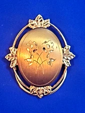 Jeri-Lou VTG  Scarf Clip Satin Gold Tone Diamond Cut engraved Floral Motif 1.5"