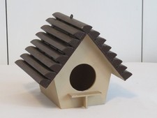 Drewniany domek dla ptaków z dachem chaty z bali