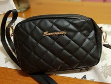 Kleine Schwarze TASCHE,      AUSSEN GESTEPPT.     Vorne goldener Schriftzug   .