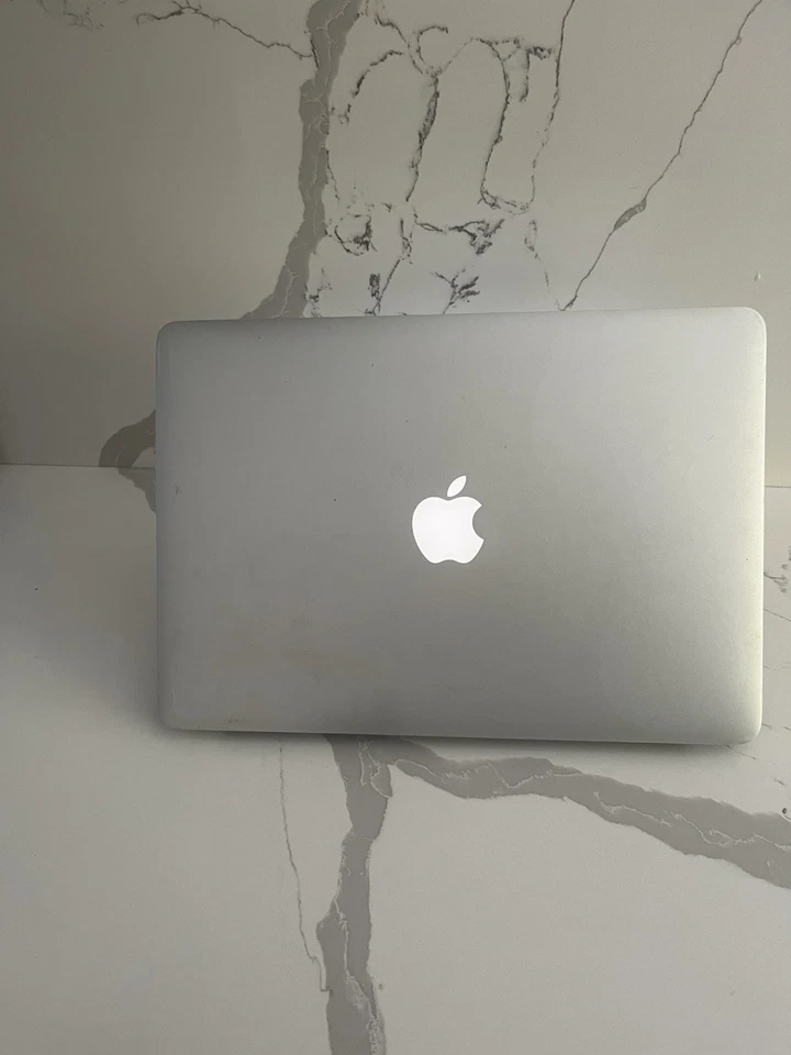 Apple MacBook Air 13" (A1369) 2.13GHz Core 2, 4GB Ram, 250gb Ssd, High Sierra - Image 3 of 4