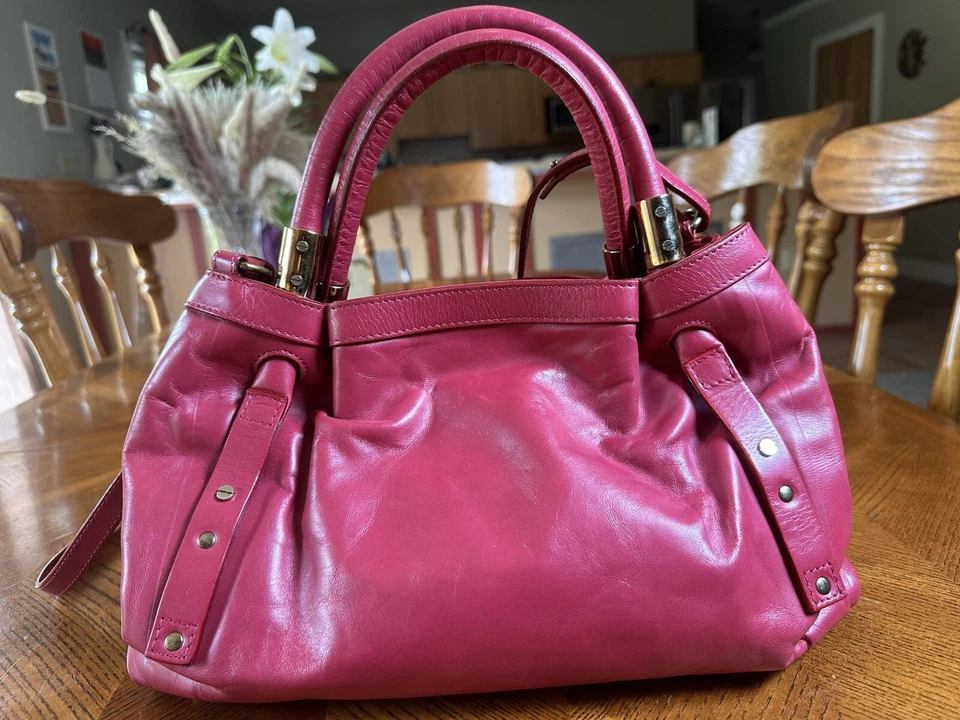 Bandolera bidireccional de cuero rosa Chloe Foto 2 de 4