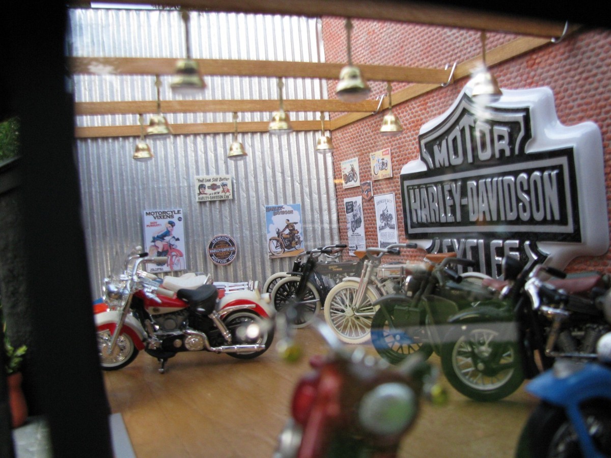 1/24-1/25 SCALE SCRATCHBUILT HARLEY DAVIDSON DIORAMA BUILT BY ADAM