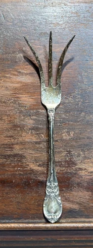 LUNT Sterling Silver Lemon Fork "American Victorian"