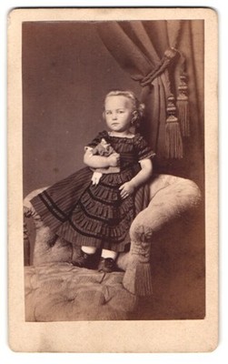 Fotografie Julius Schmidt, Mühlhausen i. Th., niedliches kleines Mädchen mit ih 
