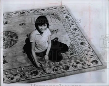 1958 Press Photo Susan Wai-Ling Chung demonstrates carpet weaving - nea70542