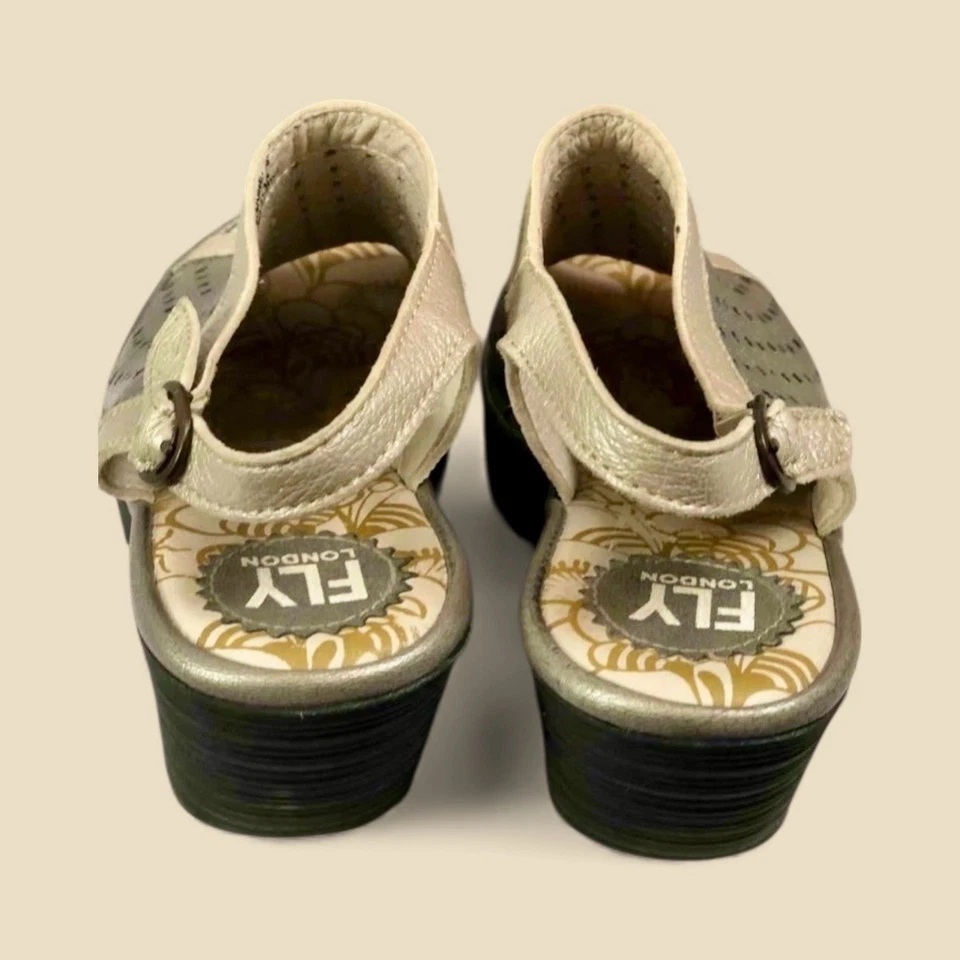 Sandalias de cuña FLY LONDON Yile perforadas metálicas plateadas peep-toe EU 39/US 8 Foto 4 de 4