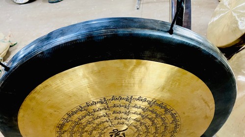 50 cm Golden & Black colored Om mantra with Tibetan mantra adorned Tibetan Gong - Picture 2 of 5