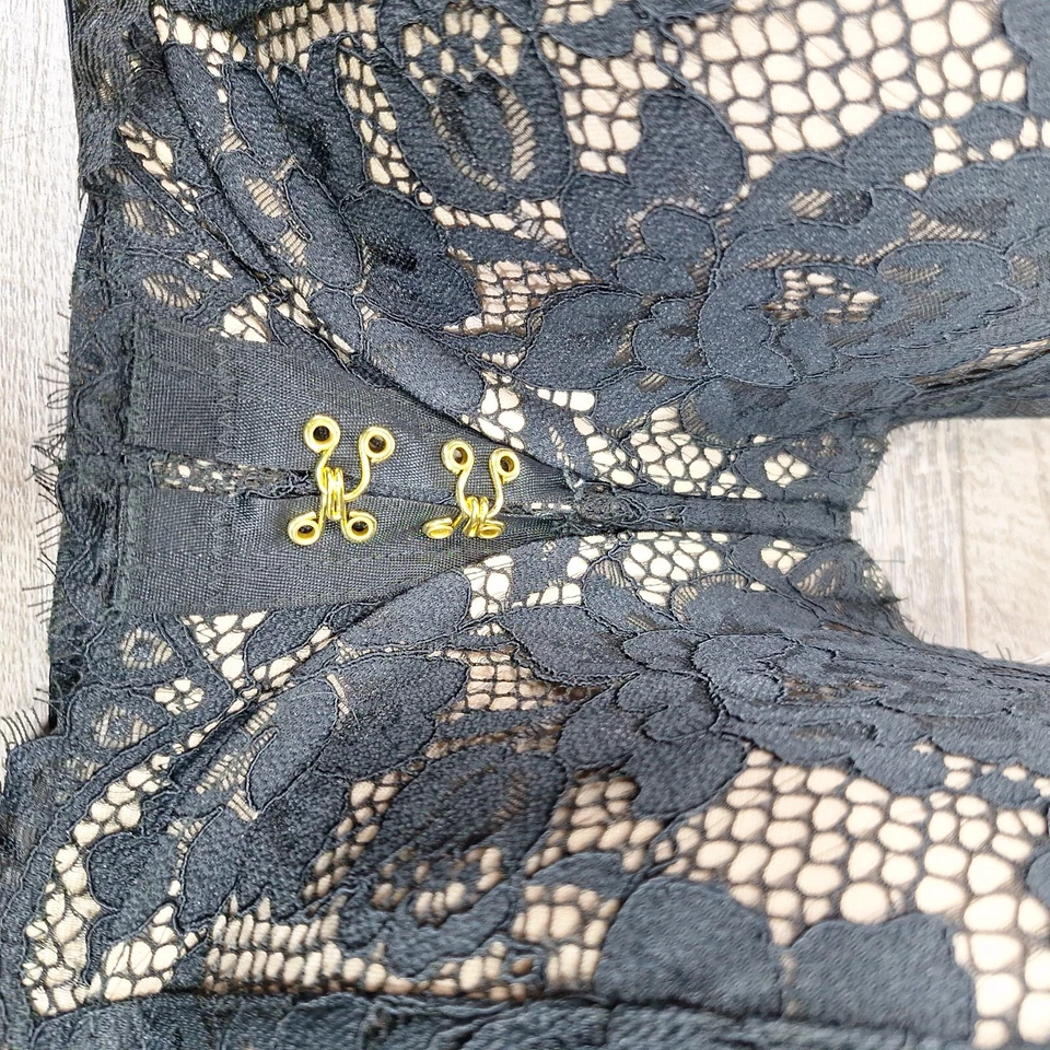 Usado en Excelente Condición Cacique 46DD Negro Encaje Ligeramente Forrado Multivía Sin Tirantes Con Aros Foto 2 de 4