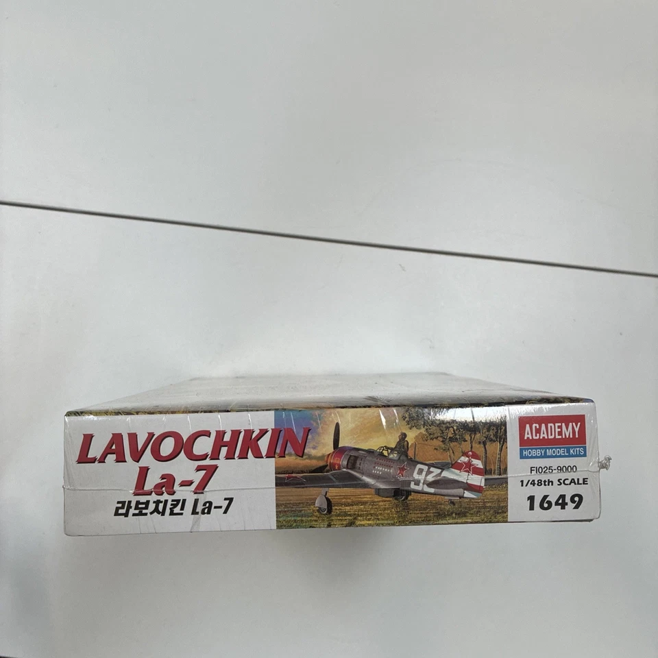 Kit Modelo Academy Lavochkin La-7 1/48 #1649 Segunda Guerra Mundial Luchador Soviético Fuera de Uso RARO Sellado Foto 3 de 4