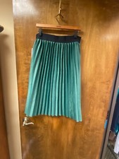 Women's "LulaRoe" green pleated skirt with black elestic waistband. Size large.