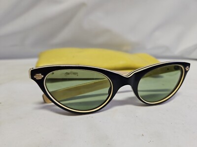 VINTAGE CAT EYED WOMENS SUNGLASSES MADE IN ITALY Lens is 2''×1 1/4''5 1/4'' leg