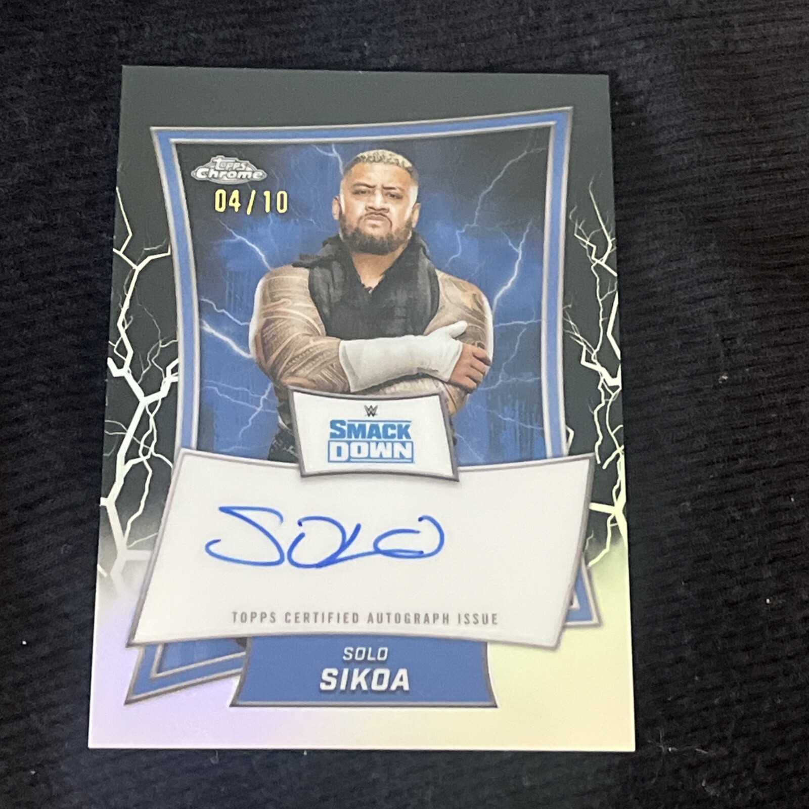 2025 Topps Chrome WWE Solo Sikoa – Smackdown Autograph AUTO BLACK REFRACTOR/10
