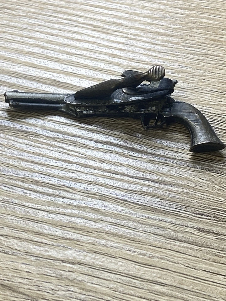 Винтажный антикварный оловянный револьвер зажим для галстука оружие военное - Изображение 4 из 4