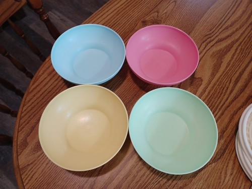 Tupperware Servalier Cereal Salad Bowls With Lids ~ Pastel Colors ~ Set Of 4 - Picture 4 of 9