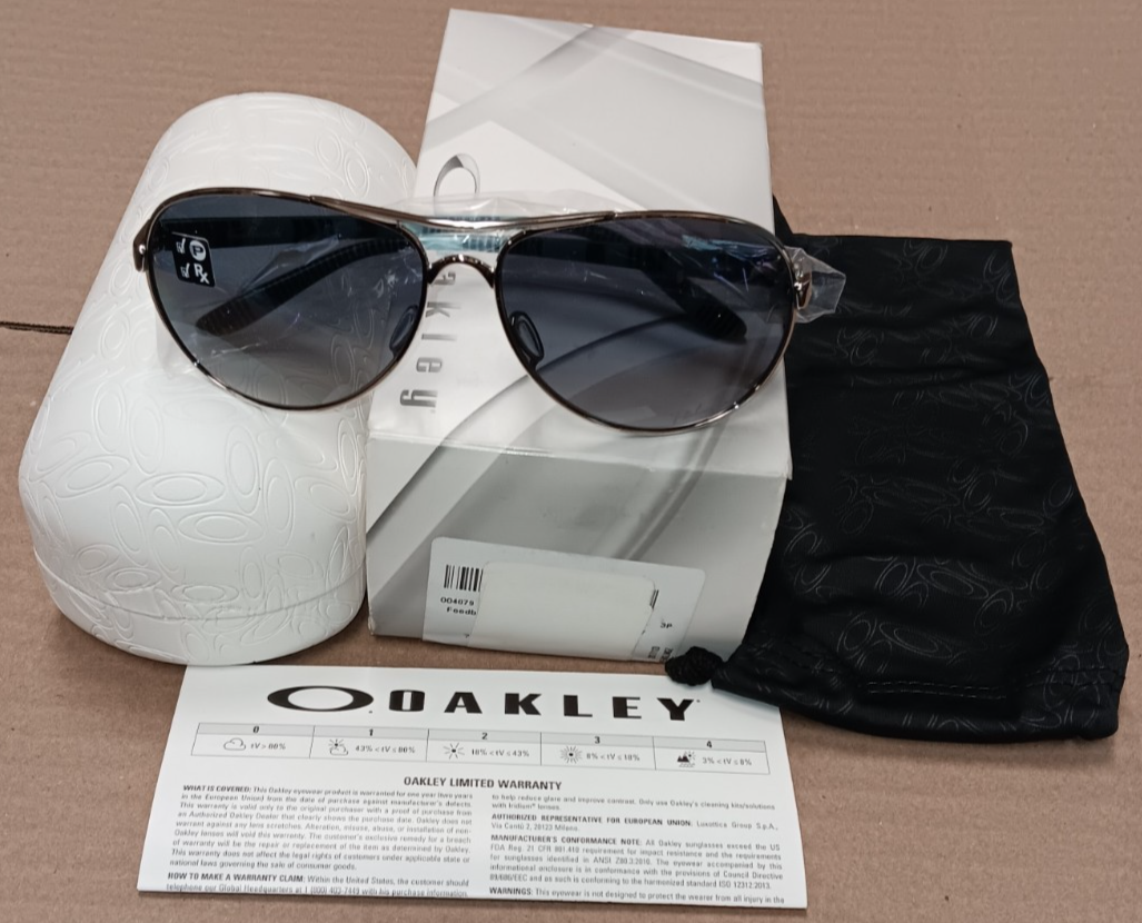 Oakley Feedback 004079-07
Polished Chrome Prizm Sapphire
Polarized Sunglasses FEEDBACK POLISHED CHROME W/ PRIZM SAPPHIRE POLARIZED – rue  main image 3