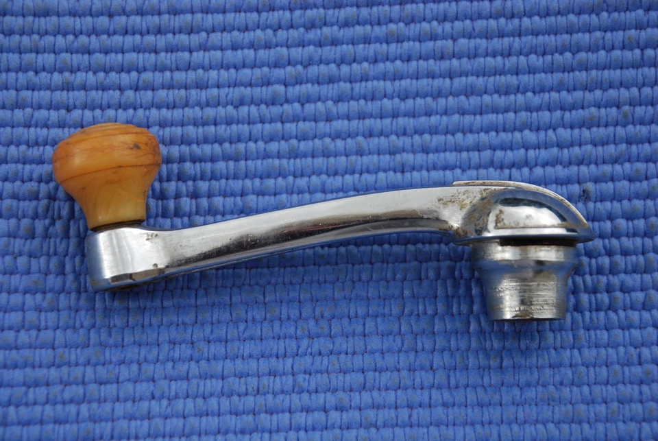 Manivela de ventana cromada OEM de colección con mango de baquelita 4 1/4" Chevrolet 1934-1938? Foto 4 de 4