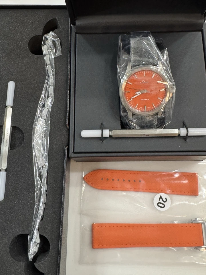 Sinn 556 CR Rojo Cornalina Edición Limitada (solo 400) Automático + Pulsera Nueva Foto 2 de 4