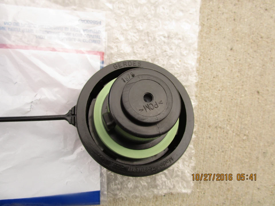 98 - 02 SATURN SC1 SC2 SL SL1 SL2 TAPA DE LLENADO DEL TANQUE DE GASOLINA CON CORREA NUEVO GT265 Foto 4 de 4