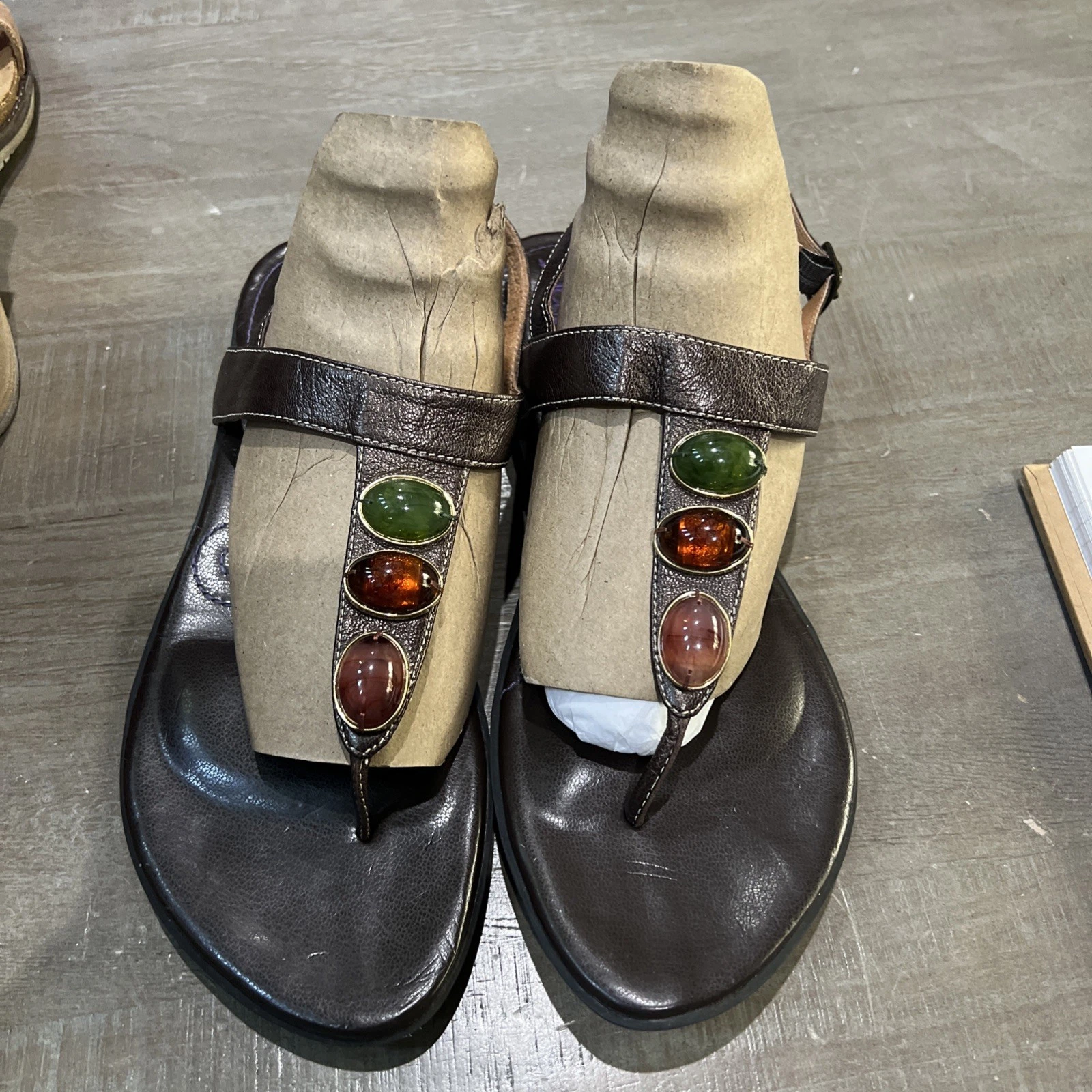 Sandali infradito Indigo by Clarks Jumbies marrone scuro dettagli a 3 pietre taglia 9M