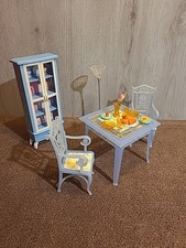 Barbie ,Steffi, Petra  Esszimmer mit Tisch,Stühlen, Vitrine und Stehlampe 