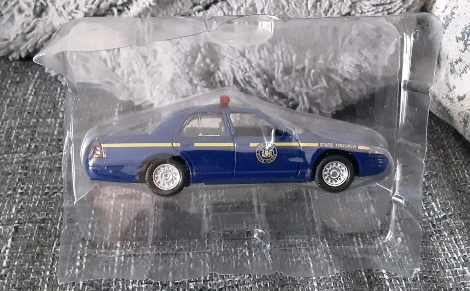 Road Champs 1999 New York State Police Ford Crown Victoria 1:43 Scale - Image 2 of 2
