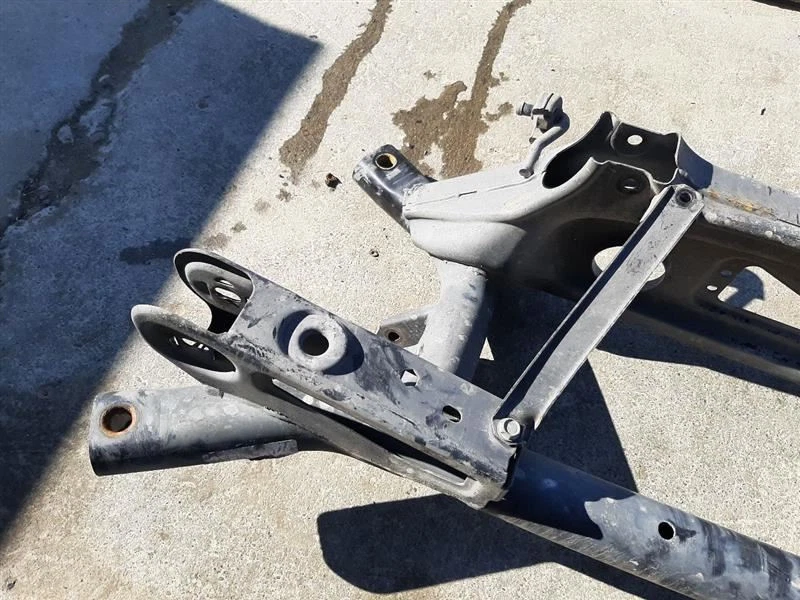 Crossmember/K-Frame Estilo Clásico Trasero FWD 07-17 JEEP BRÚJULA 68211933AB Foto 2 de 4