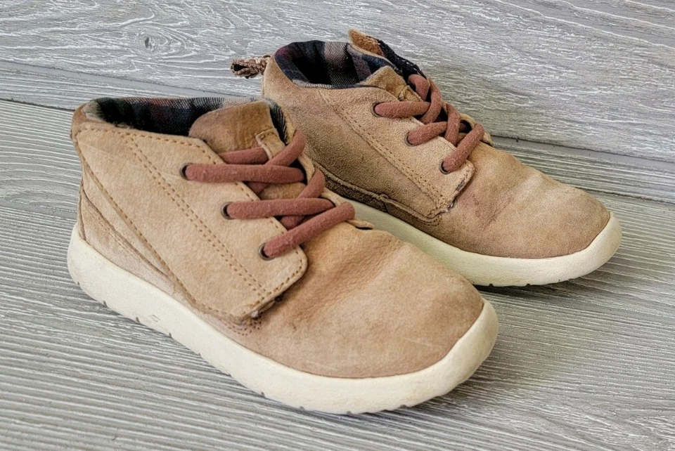 BOTAS DE VESTIR CHUKKA DE GAMUZA CASTAÑO CANOA UGG PARA NIÑOS ZAPATOS TALLA 11 usadas  Foto 2 de 4