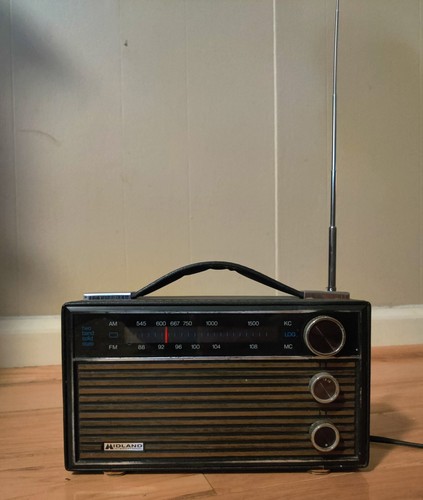 Vintage Midland International 10-441 AM/FM Two Band Solid State Radio - Picture 2 of 8