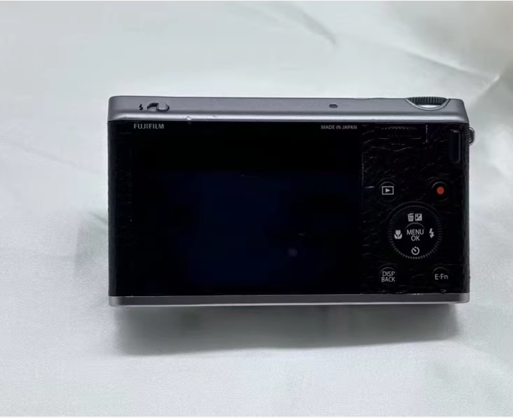 Fujifilm XF1 Silver 16MP APS-C Vlogging Camera with 201K Pixel Display Portable Sleek Design