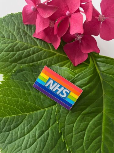 Insignia de pin esmalte de concienciación sobre salud mental NHS arco iris MIND - Imagen 1 de 1