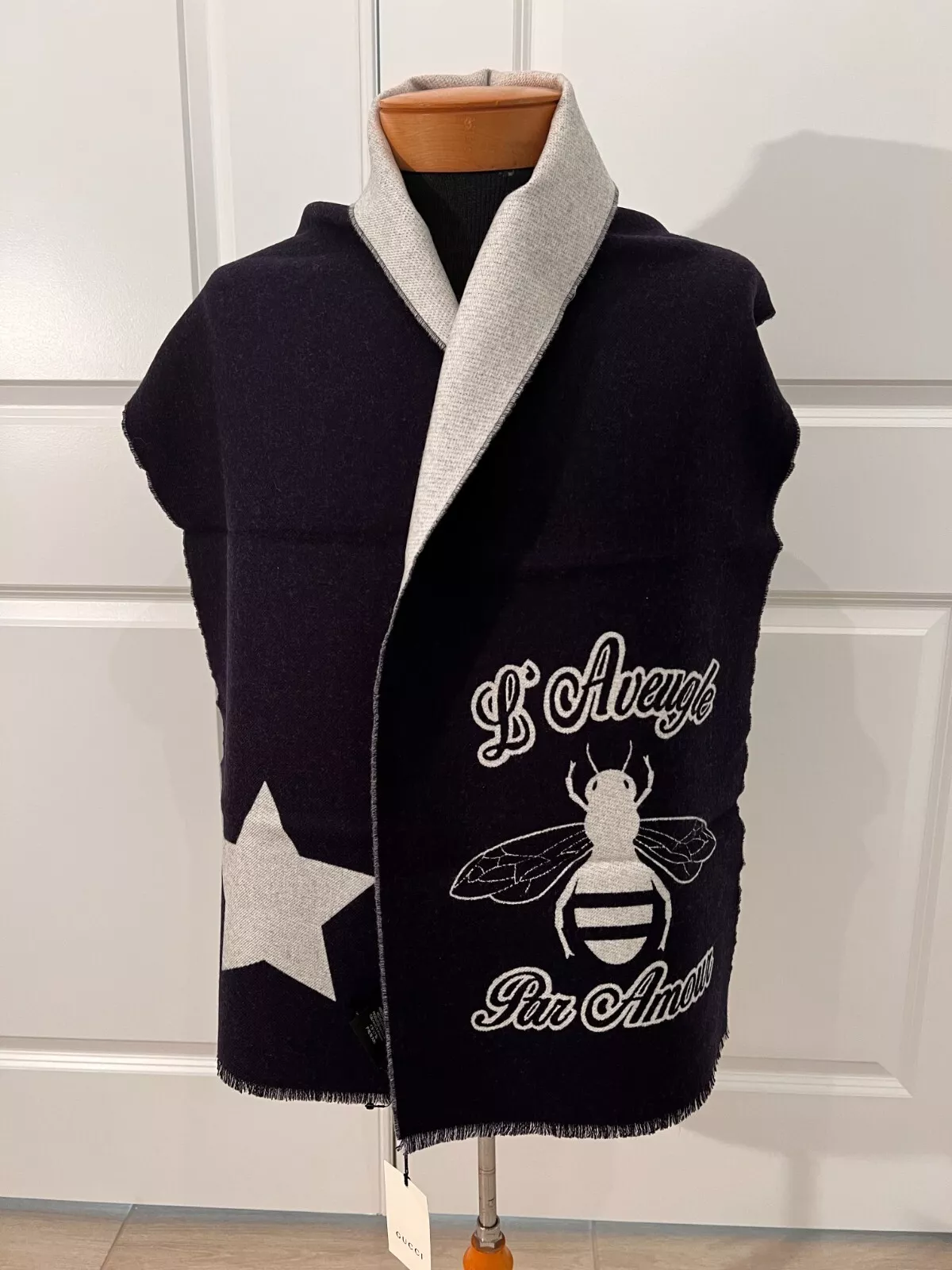 Neuf avec étiquettes authentique. Écharpe longue blanche marine GUCCI laine ABE L'Aveugle Par Amour Star 70