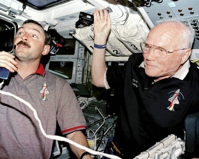 JOHN GLENN PAYLOAD SPECIALIST CURTIS BROWN STS-95 COMMANDER  8X10 PHOTO (AA-945)
