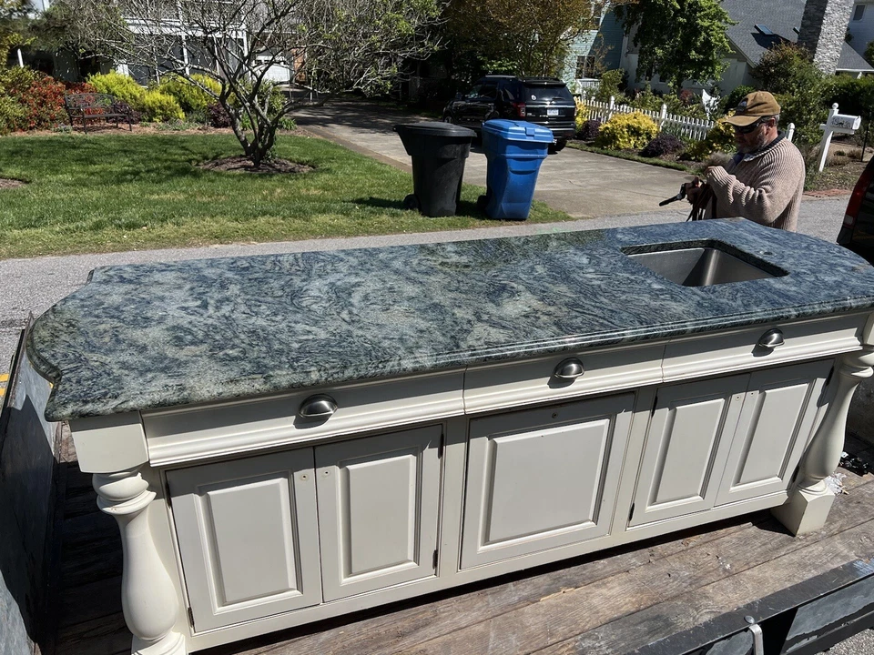 Isla de cocina personalizada MADERA REAL con tapa de granito y fregadero de acero inoxidable. Foto 2 de 4