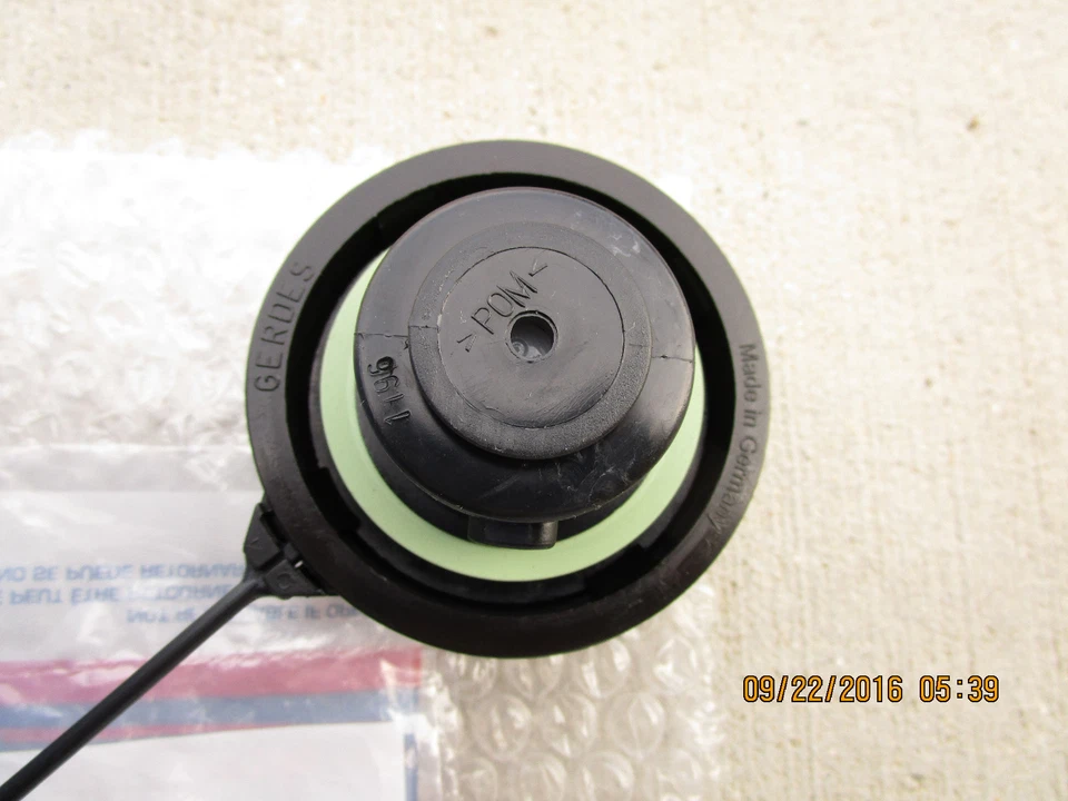 97 - 05 CHEVY CORVETTE FUEL GAS TANK FILLER CAP WITH TETHER OEM NEW - Image 4 of 4